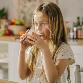 girl-with-milk